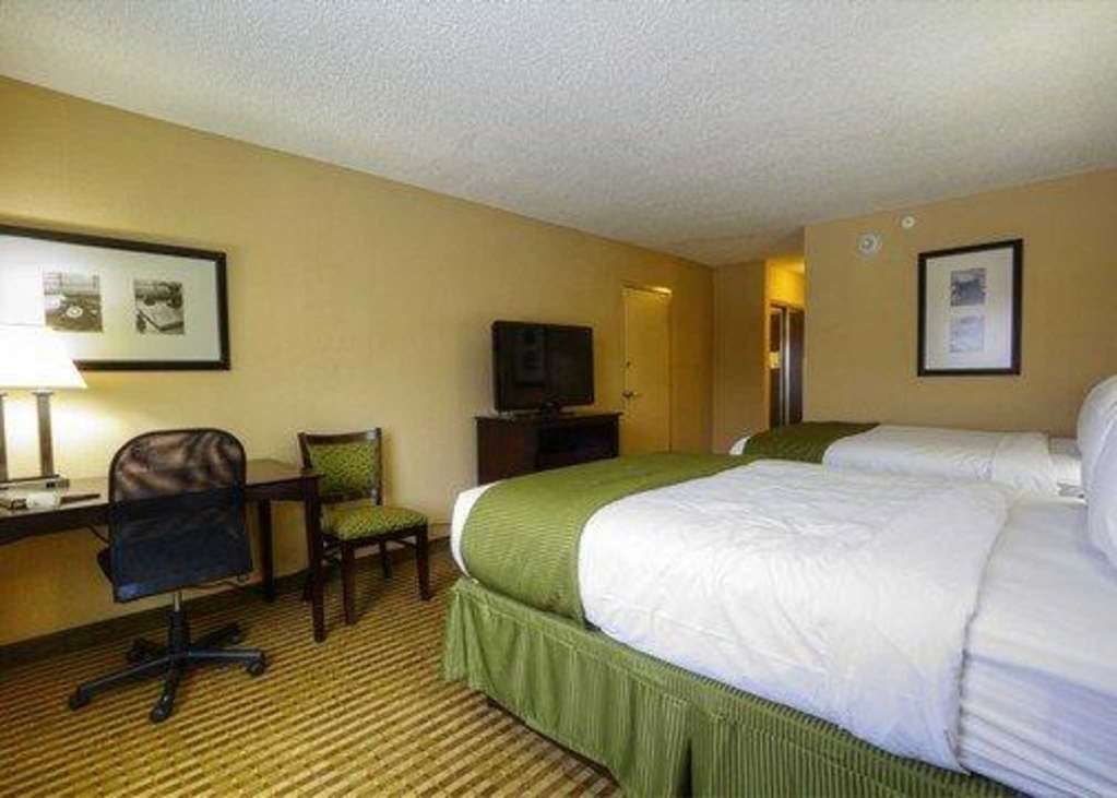 Clarion Hotel Beachwood-Cleveland Room photo